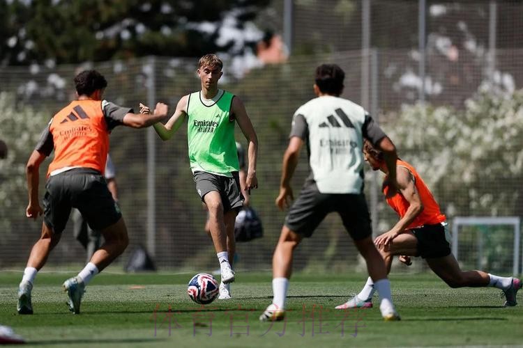 记者：赫伊森、阿诺德、卡瓦哈尔参加皇马合练